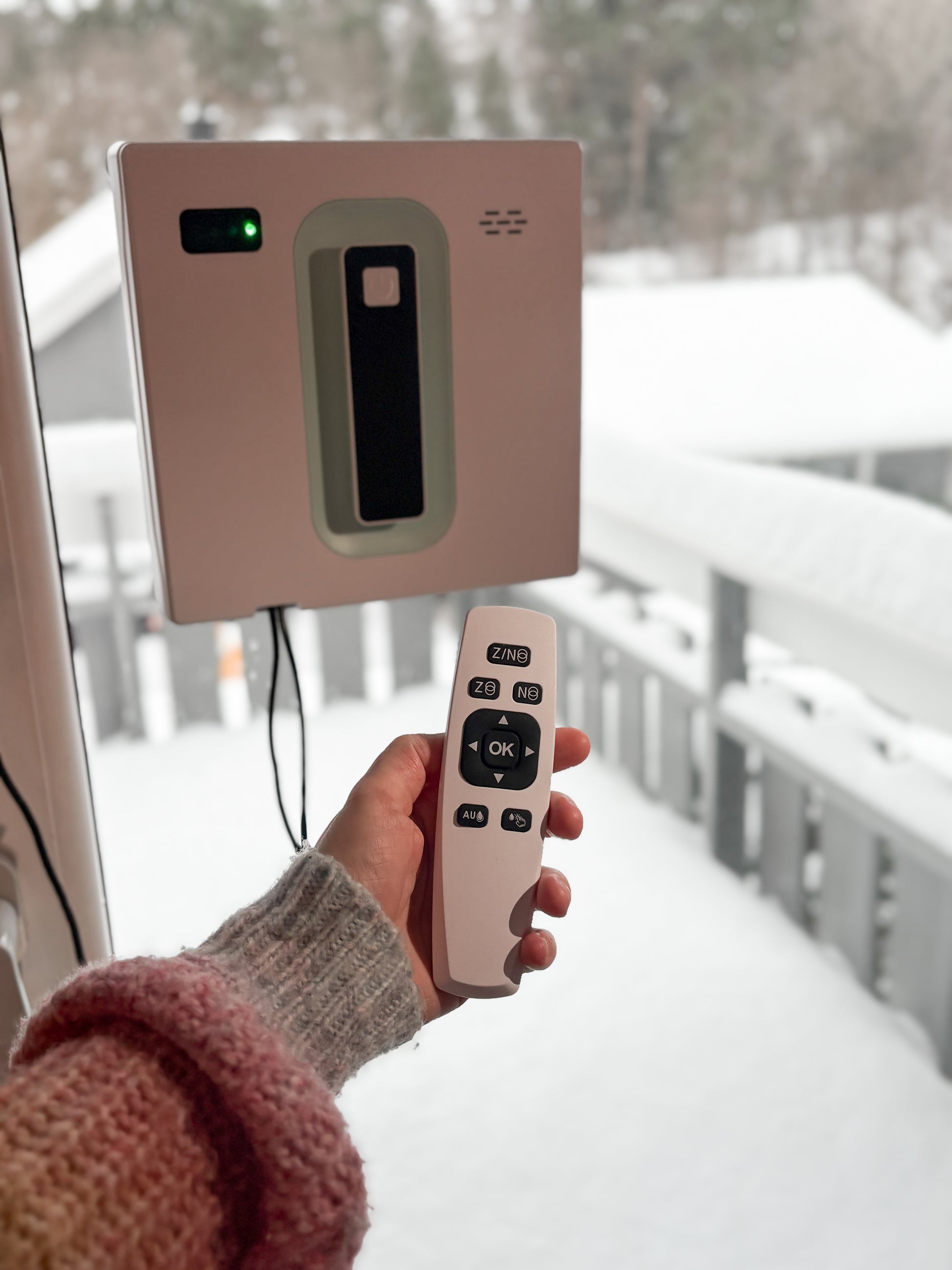 WINCLEAN PRO vindusvaskerobot festet på vindu, klar til start